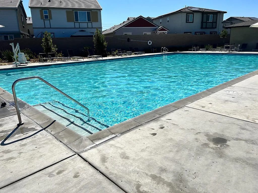 Large swimming pool - 1806 Terracina Dr