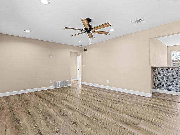 4th image of 209 W Victory Ave