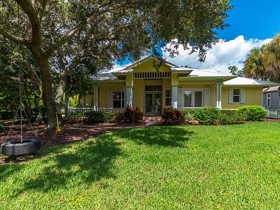 3rd image of 165 SW Cassine Ct