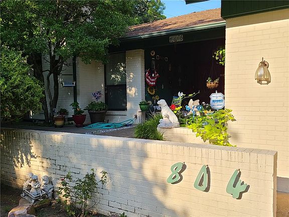 3rd image of 804 N Peniel Ave
