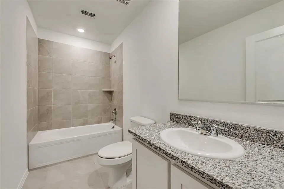 3 bed, 1411 sqft, $2,075 — Photo 4