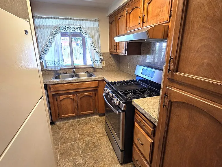 550 Black Oak Ave — Photo 6