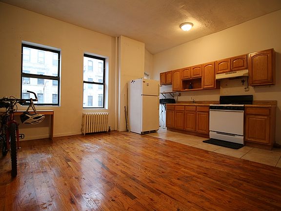 3rd image of 156 Vernon Ave APT 2D