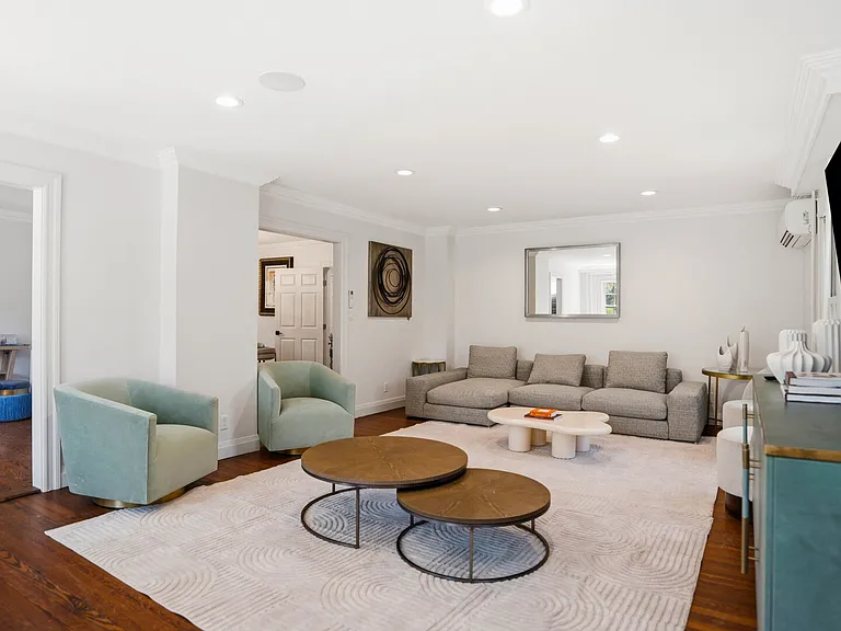 579 Hill St — Photo 4
