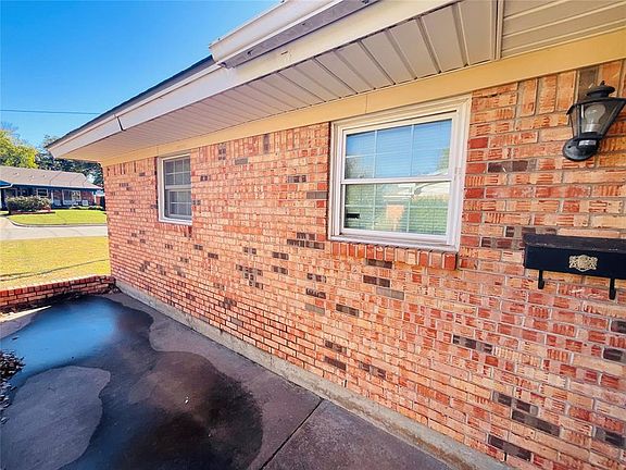 3rd image of 809 Woodland Way