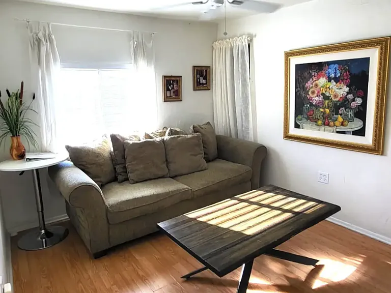 712 E Pierce St #4 — Photo 3