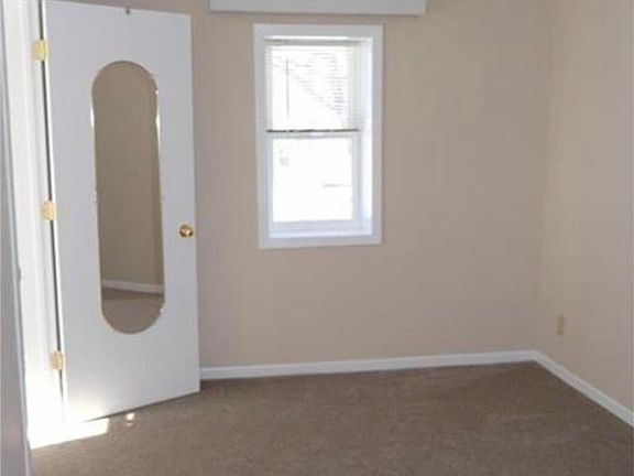 3rd image of 212 4th Ave NE