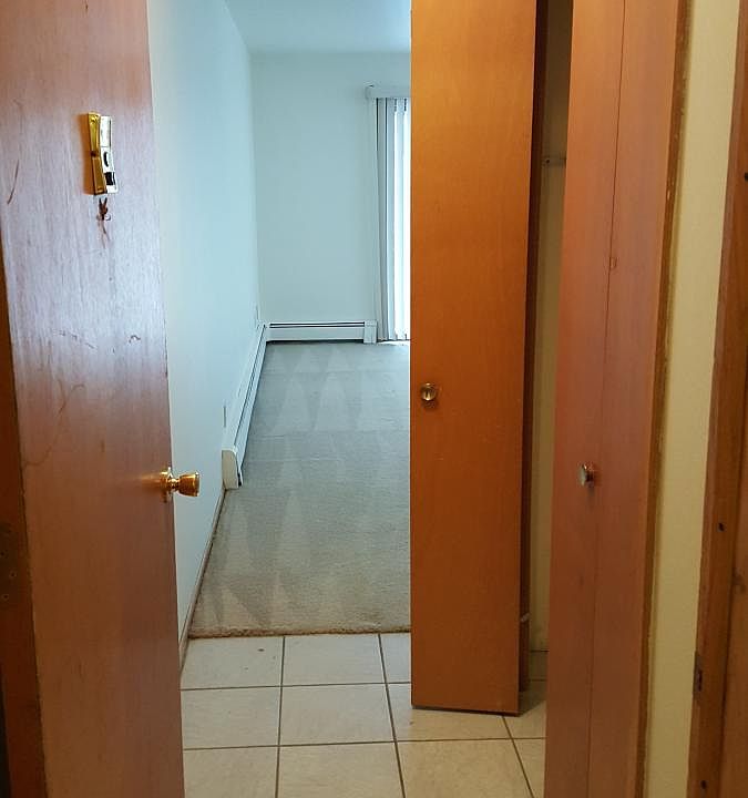 Foyer w/coat closet