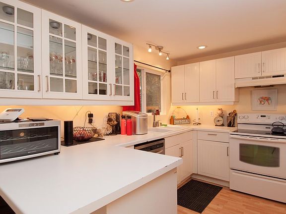 Kitchen- lots of counter space