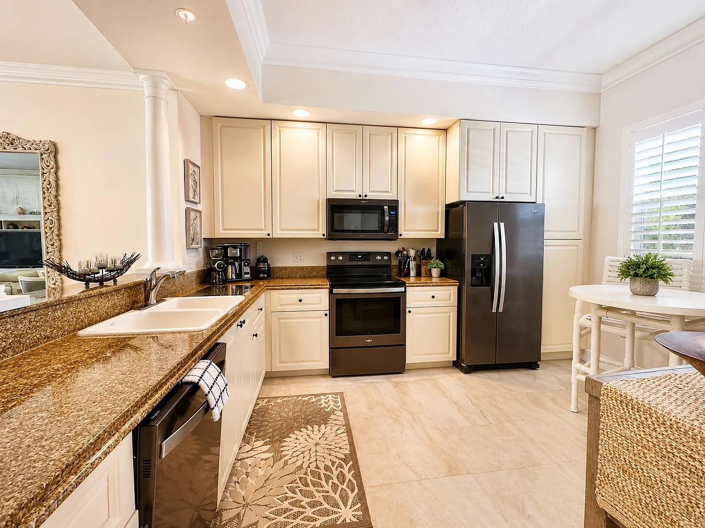 2 bed, 2.0 bath, 1989 sqft, $5,000 — Photo 4