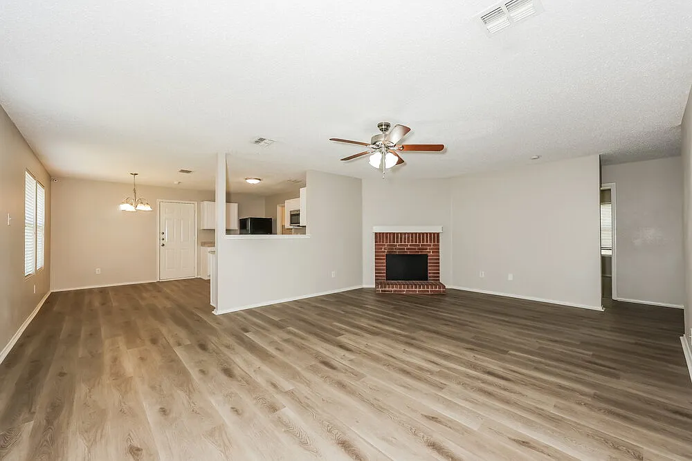 3 bed, 2.0 bath, 1527 sqft, $2,045 — Photo 4