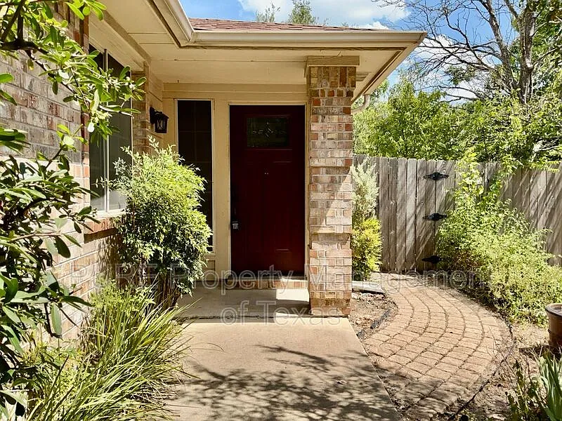 3 bed, 2.0 bath, 1442 sqft, $1,900 — Photo 3