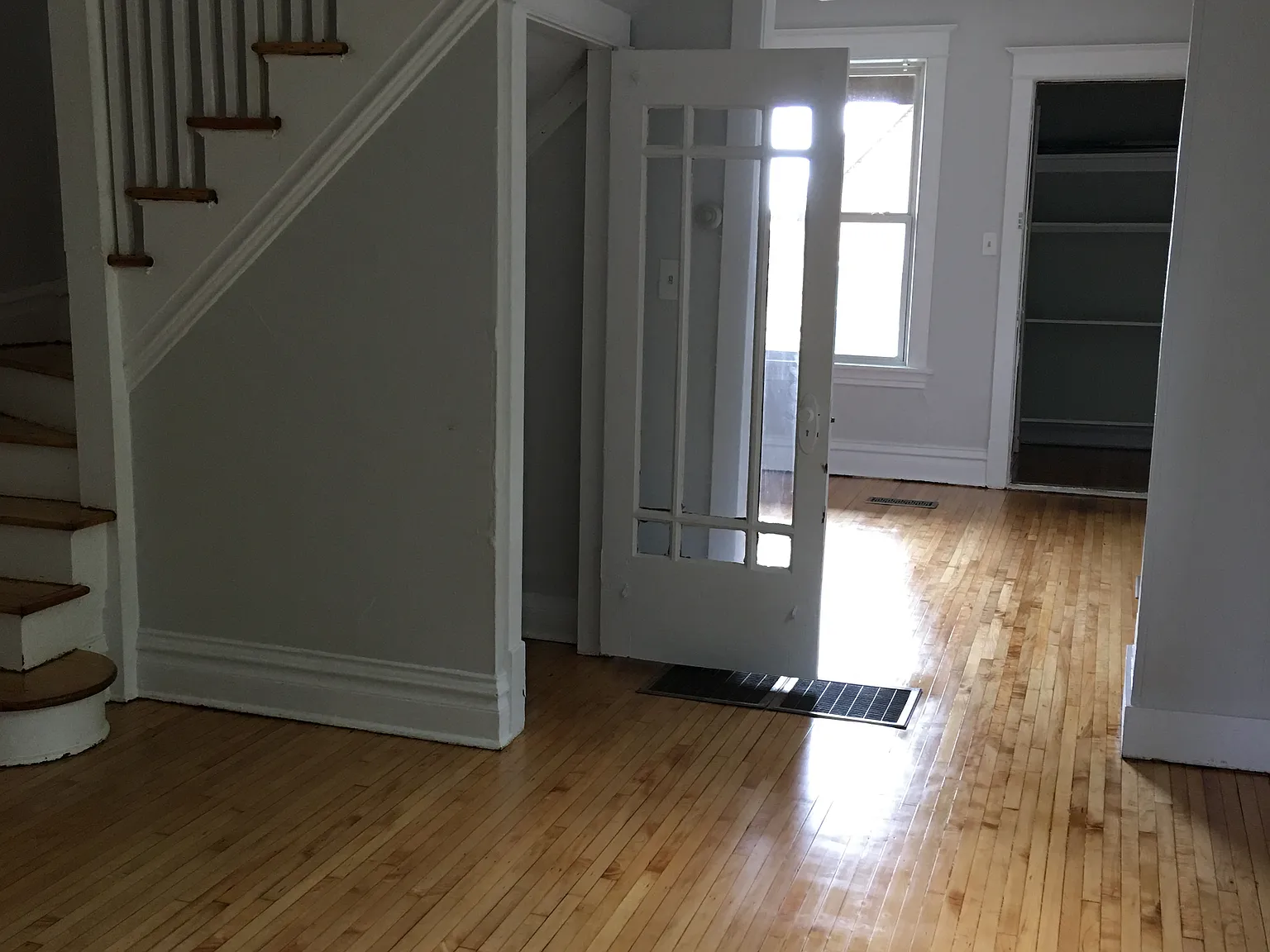 723 E 5th St — Photo 3