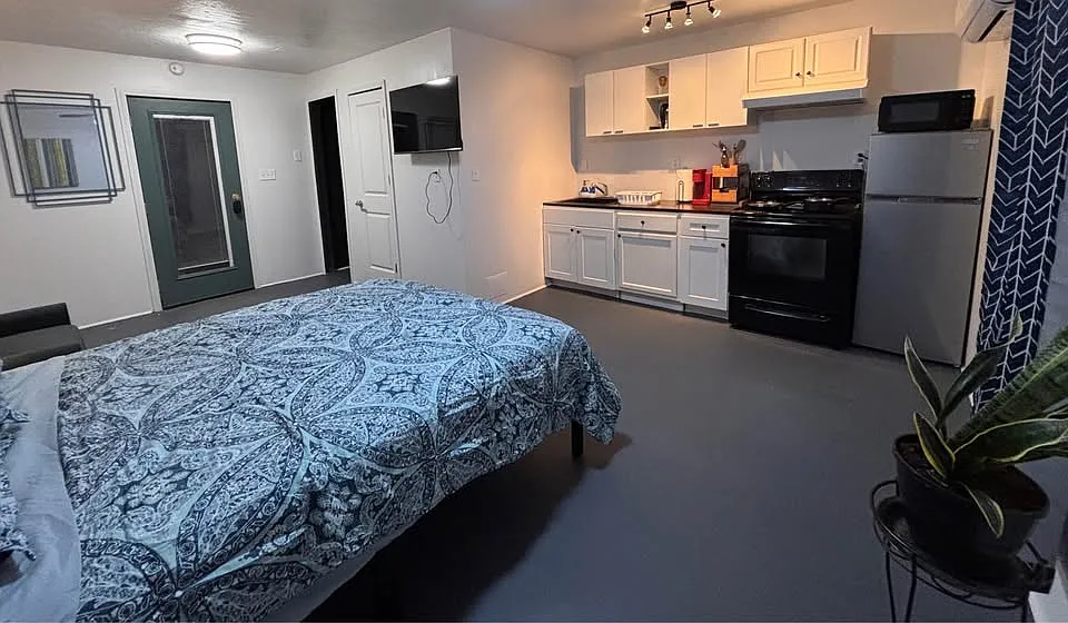 Studio, 300 sqft, $1,200 — Photo 3