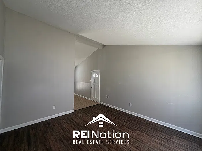 3 bed, 2.0 bath, 1309 sqft, $1,375 — Photo 3