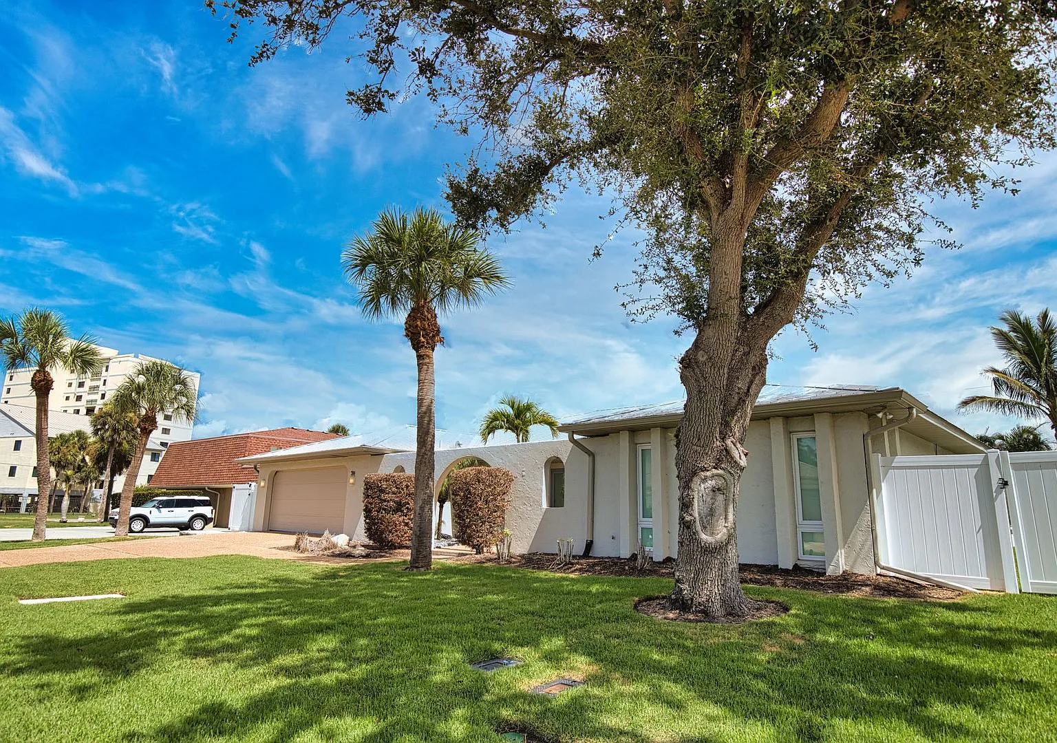 Seasonal Venice Island Pool Home half block from Golden Beach deeded access to the Gulf! — Photo 3