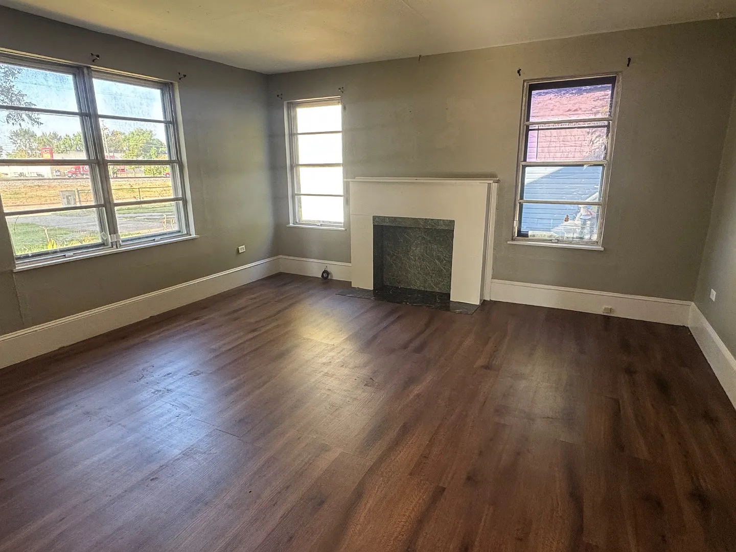 2347 Foster St — Photo 4