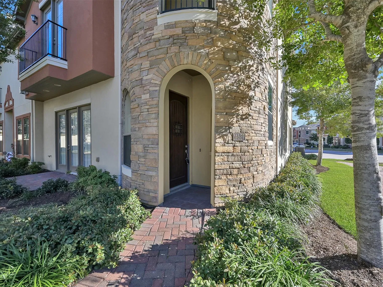 3 bed, 2.5 bath, 2340 sqft, $2,650 — Photo 3