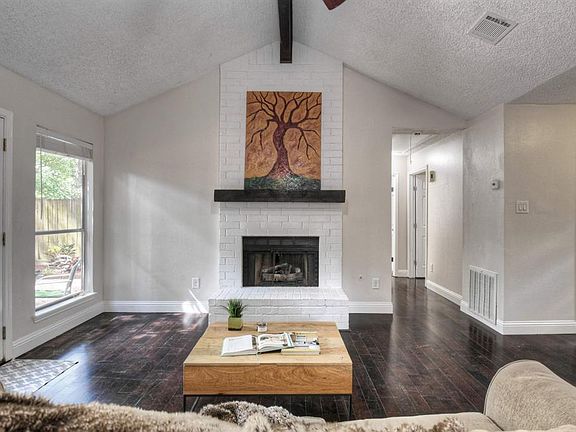 5th image of 107 N Woodstock Cir