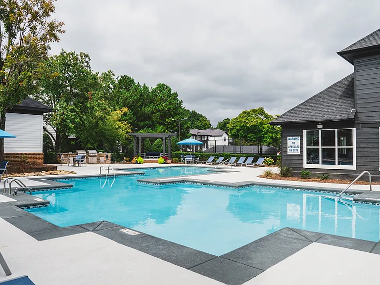 Alister Lake Lynn checks all the boxes. From modern apartment finishes to resort-inspired amenities to easy access to the creative and vibrant energy of North Carolina's Research Triangle. This is life at your pace.