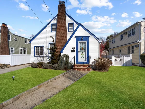 44 Croyden Street, Malverne, NY 11565