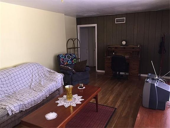 3rd image of 1620 Woodlawn St