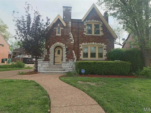 7326 Country Club Dr, Saint Louis, MO 63121