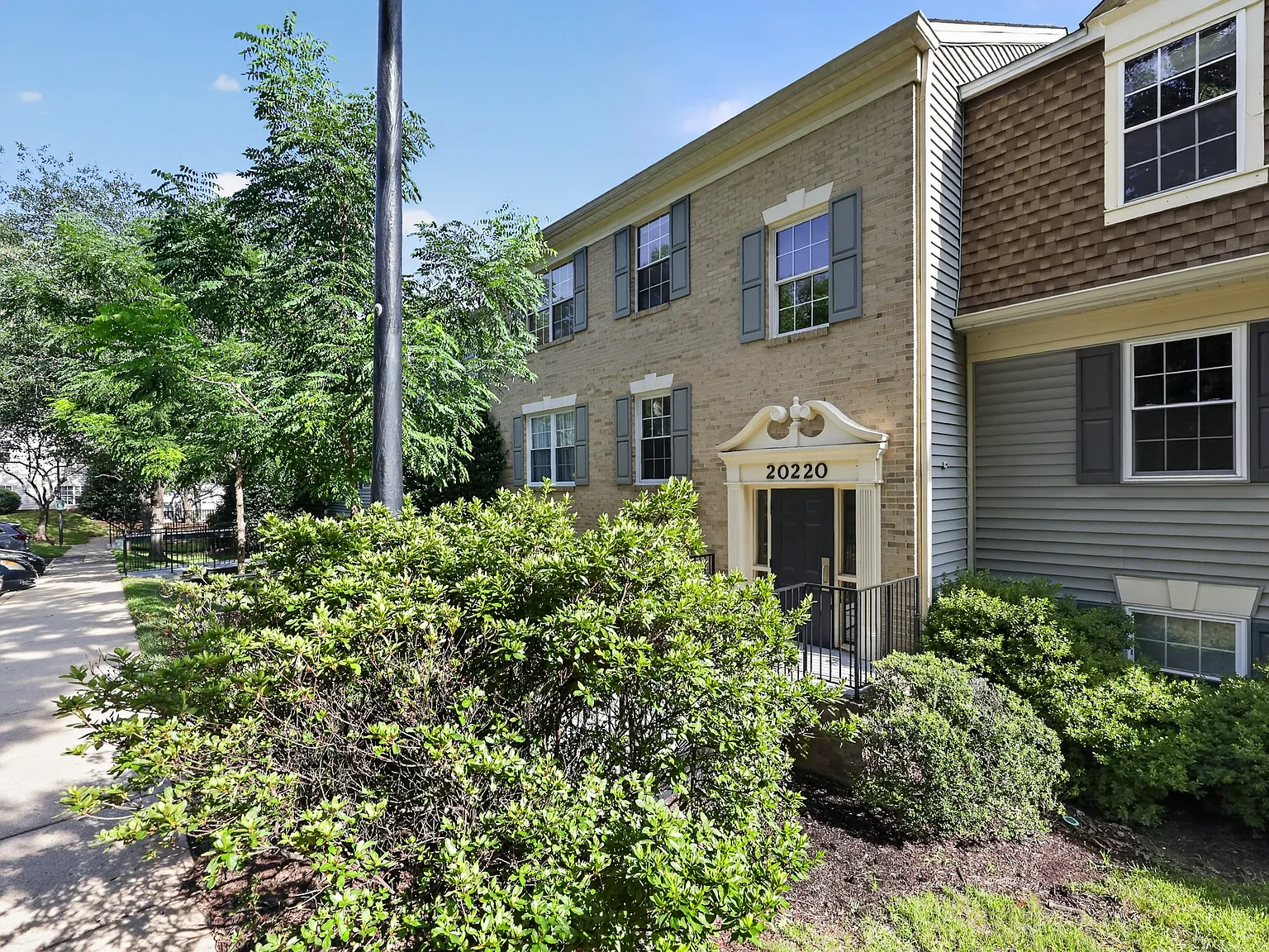 2 bed, 855 sqft, $2,300 — Photo 3