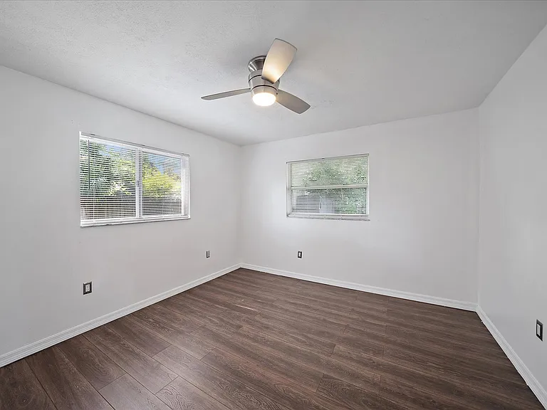 2619 Robinson Ave — Photo 5