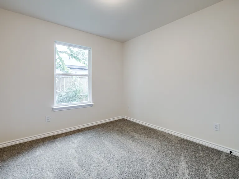 4220 Hamilton Ave — Photo 12