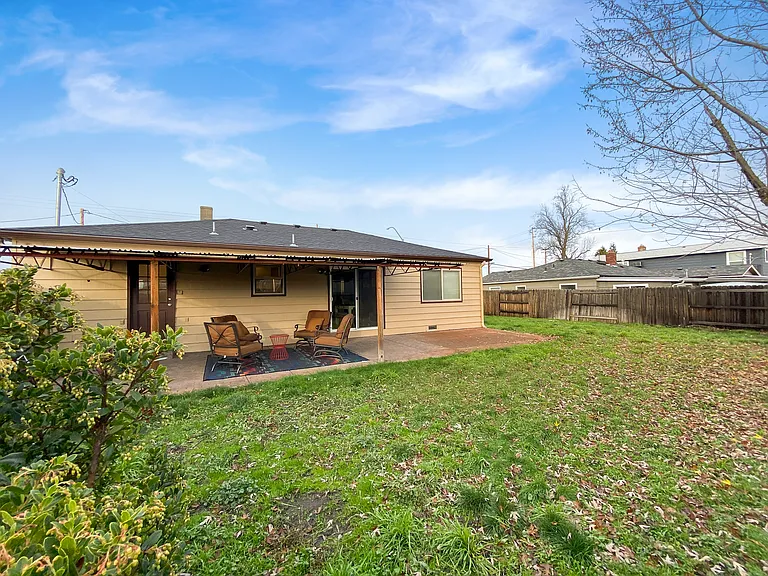 1302 Ross Ln N — Photo 36