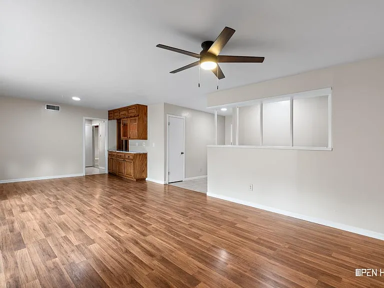 4202 Meadowbrook Dr — Photo 6