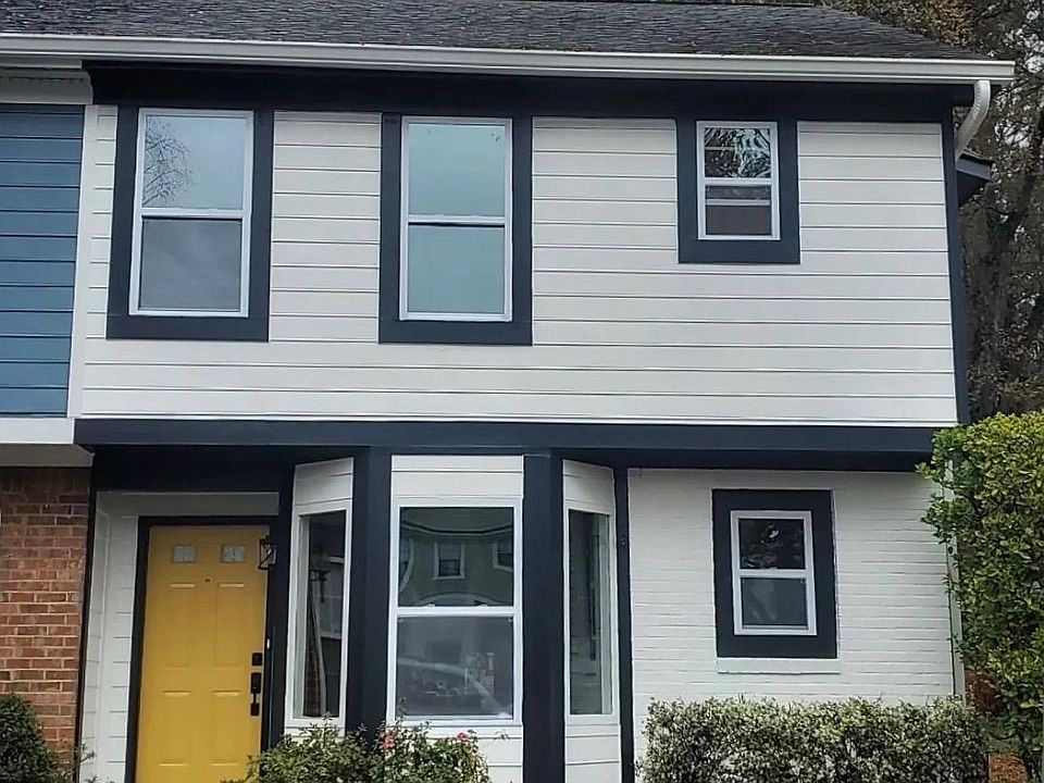 Front of the townhouse. Attached only from one side to the neighbor.