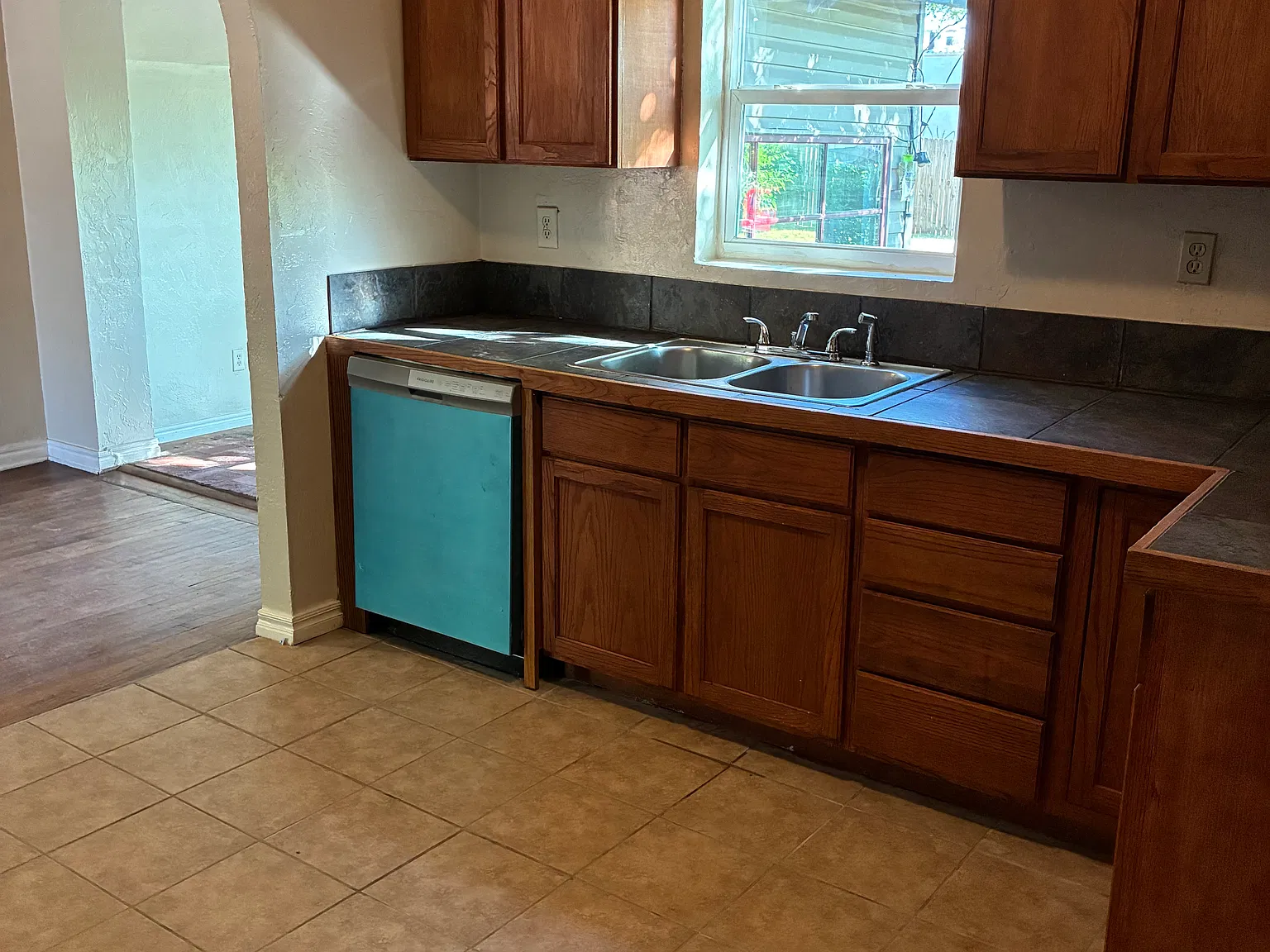 3 bed, 1600 sqft, $1,200 — Photo 2