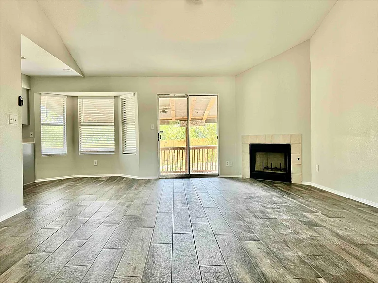 4403 Quicksilver Blvd — Photo 2