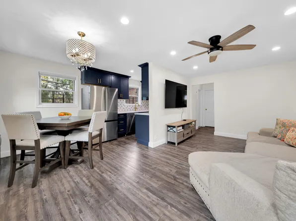 349 Bay 8th Street image 4 of 10