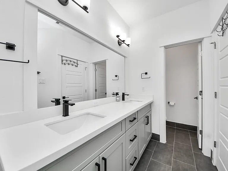 318 Neyland St — Photo 12