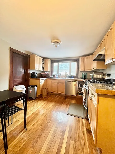 Building Photo - 10 Stockwell St #1
