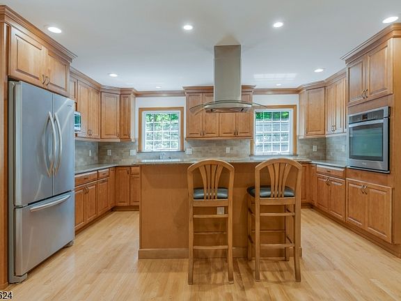 4th image of 29 Brook Dr