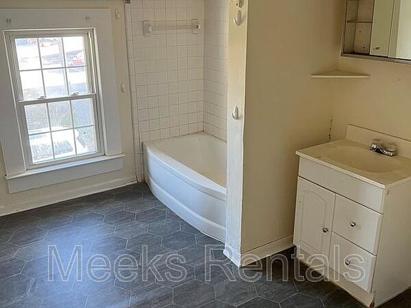 4th image of 506 2nd St #A