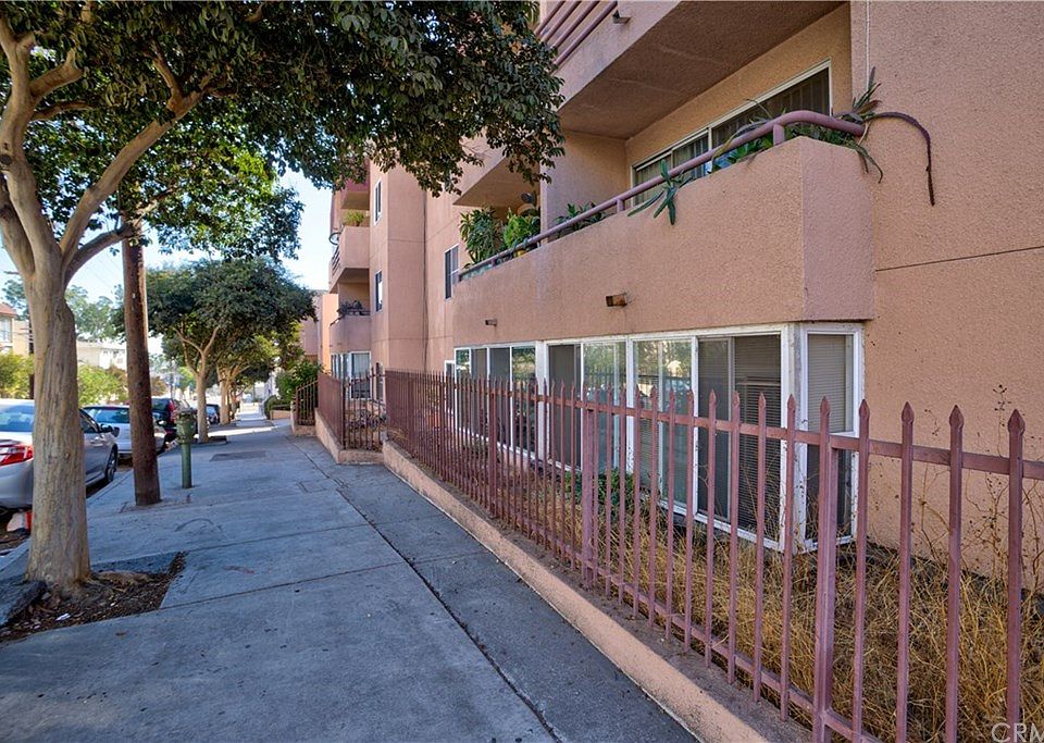 1st image of 918 W College St APT 207