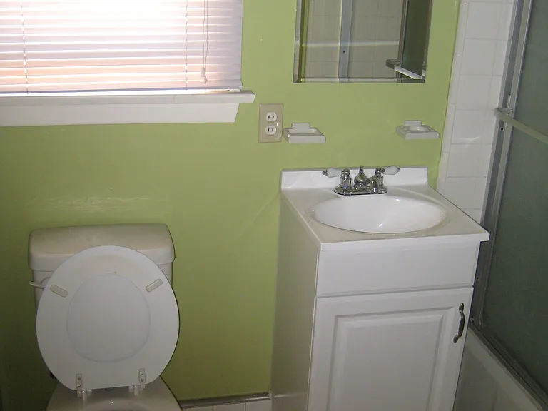 1281 1/2 Devon Ave — Photo 5