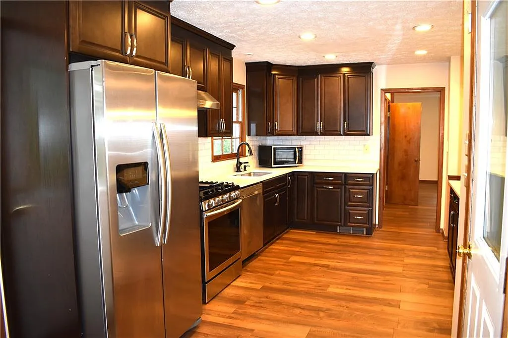 3 bed, 2.5 bath, 2226 sqft, $2,300 — Photo 4
