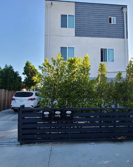 839 E 32nd St — Photo 1