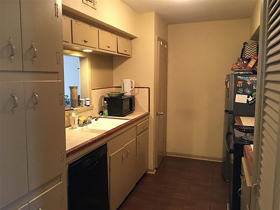 3rd image of 5506 Beverly Hill St #2