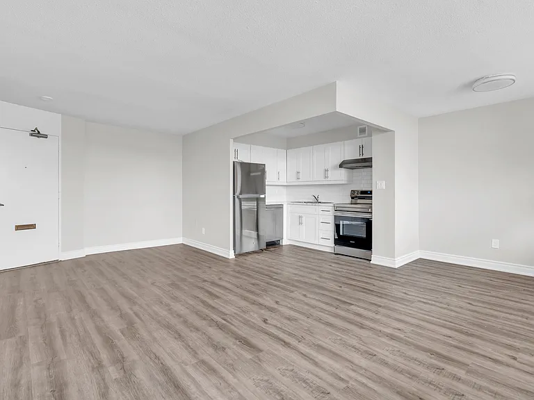 221 Queen St S — Photo 6
