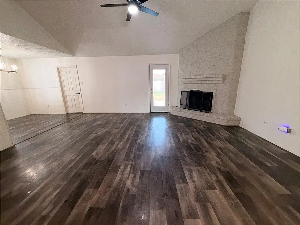3 bed, 2.0 bath, 1240 sqft, $1,950 — Photo 3