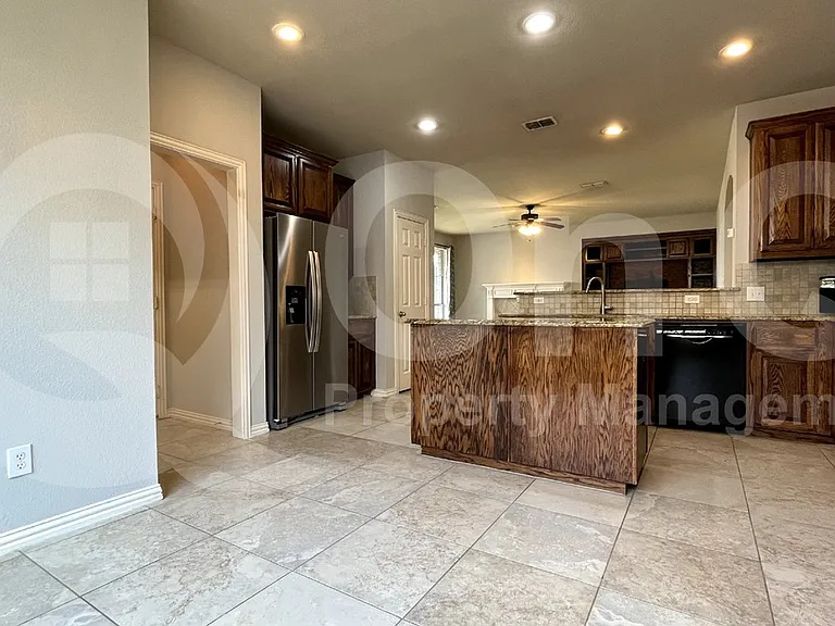 6798 Lee Meadow Dr — Photo 4