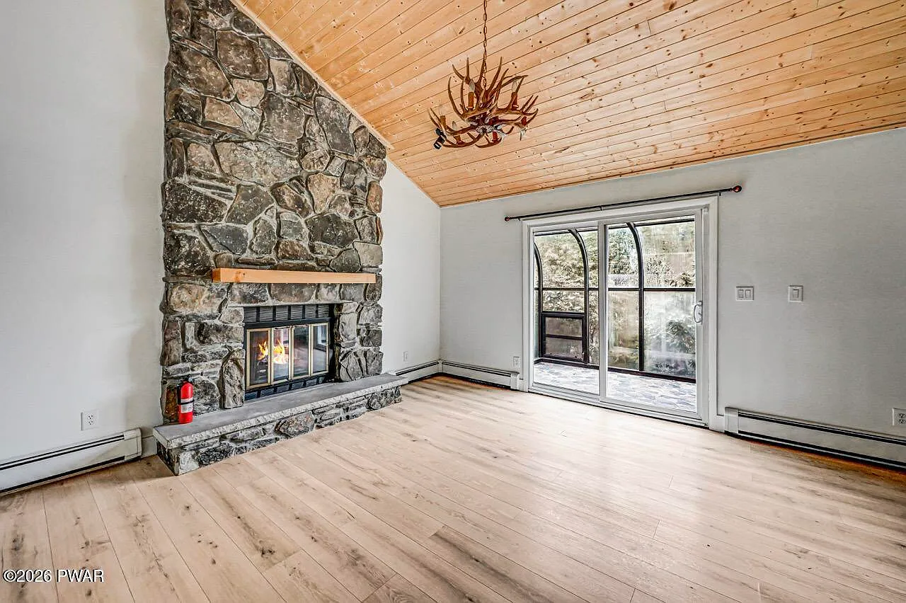 4 bed, 2.5 bath, 1921 sqft, $2,700 — Photo 3