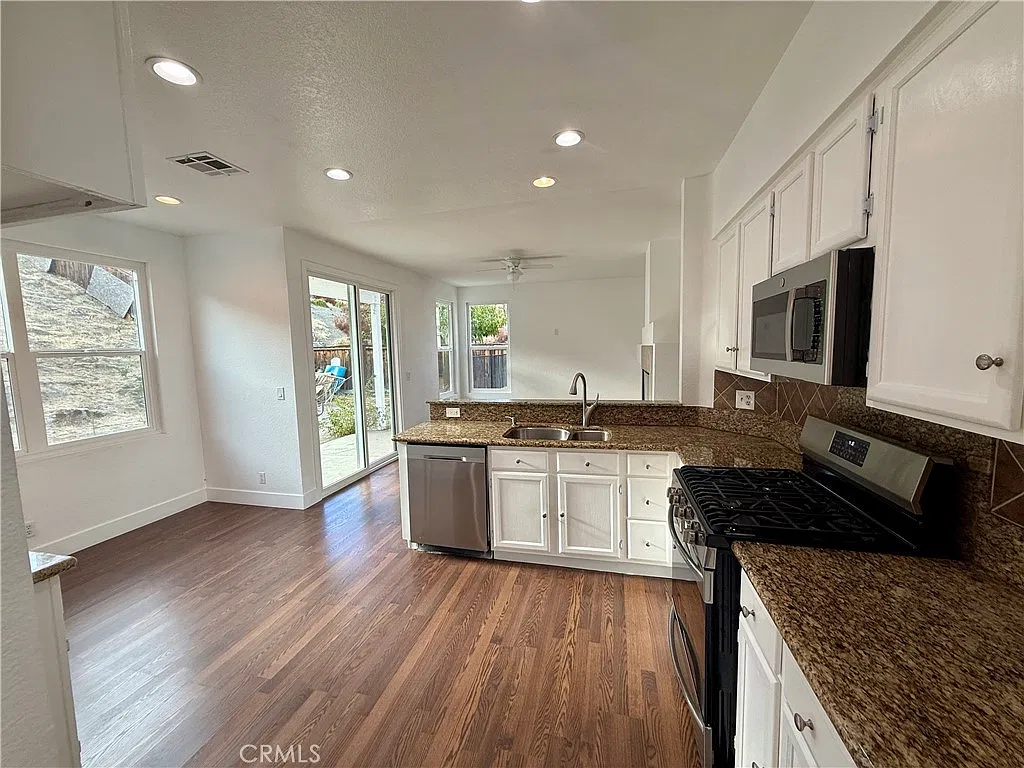 4 bed, 2202 sqft, $3,800 — Photo 3